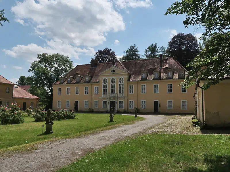 Barockschloss Oberlichtenau, Schlosshof 2024