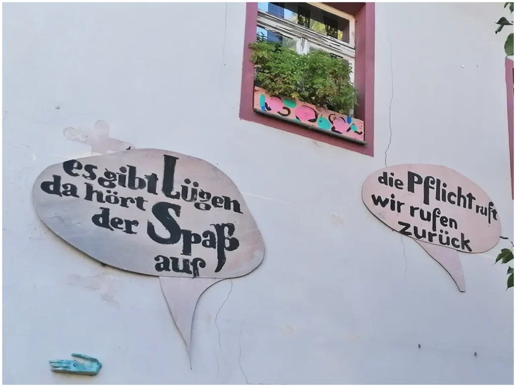 Lügenmuseum Radebeul, Fassadenschmuck