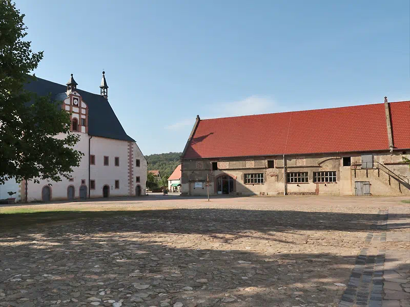 Kloster Buch: Gutskapelle + Kuhstall (Kasse + Shop)