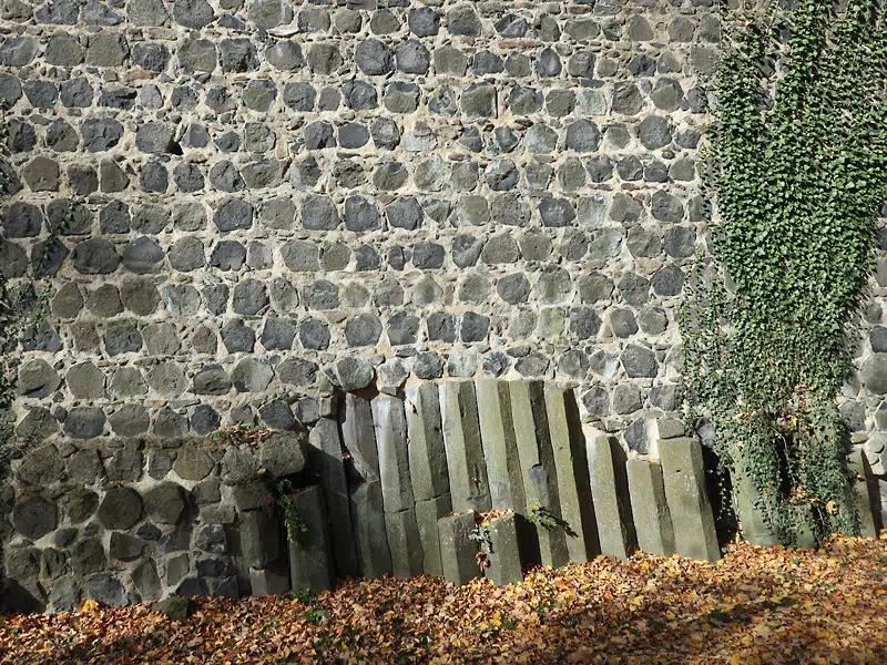 Stolpen, Basalt an der Burgmauer