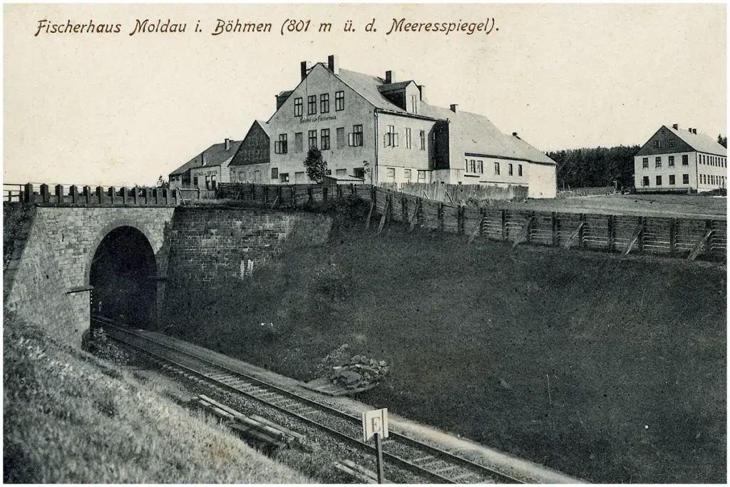 Moldau. Fischerhaus mit Eisenbahntunnel, 1908