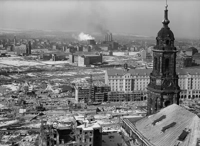 Walter Möbius: Dresden, Blick vom Rathausturm nach Nordwesten auf den Turm der Kreuzkirche und Westseite Altmarkt, 1955
