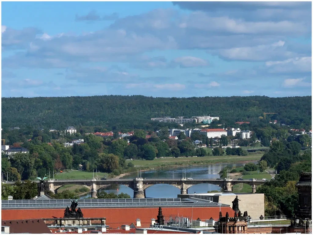 Dresden, Blick zur Albertbrücke und zu Dresdner Heide