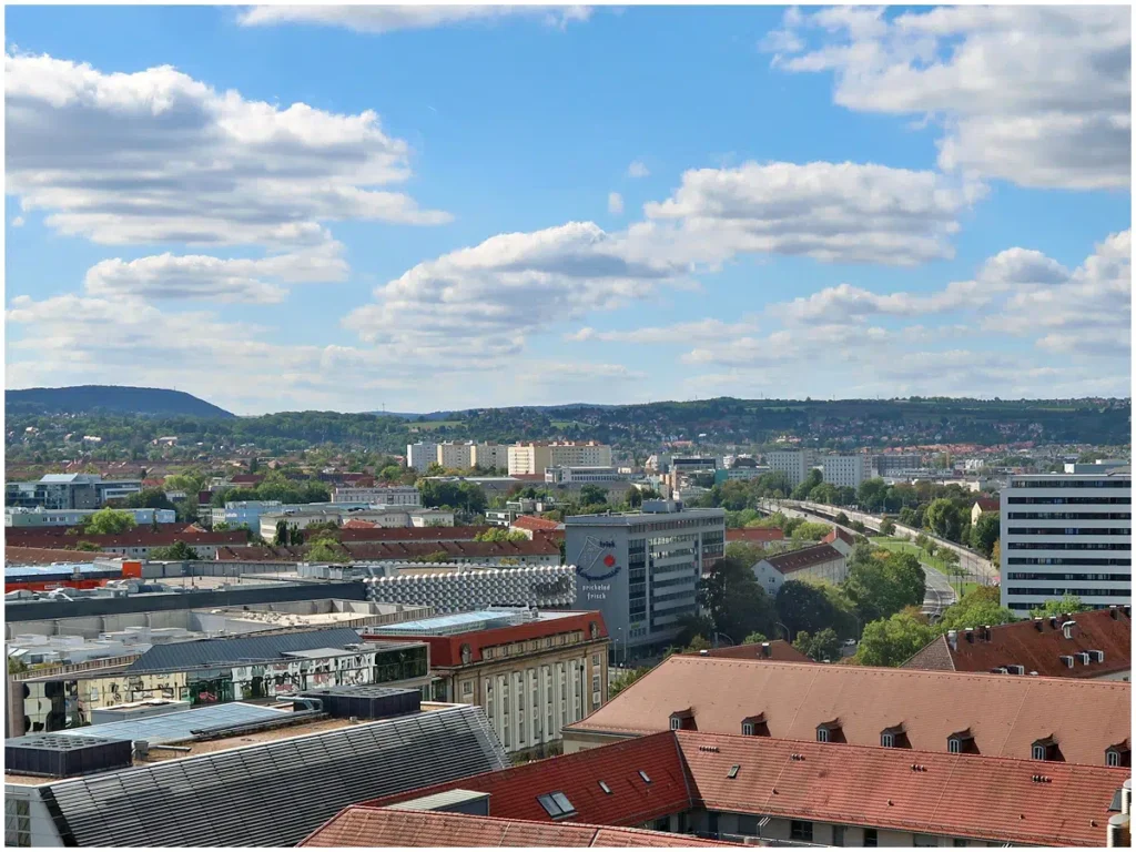 Dresden, Blick zur Budapester Straße, hinten links der Windberg
