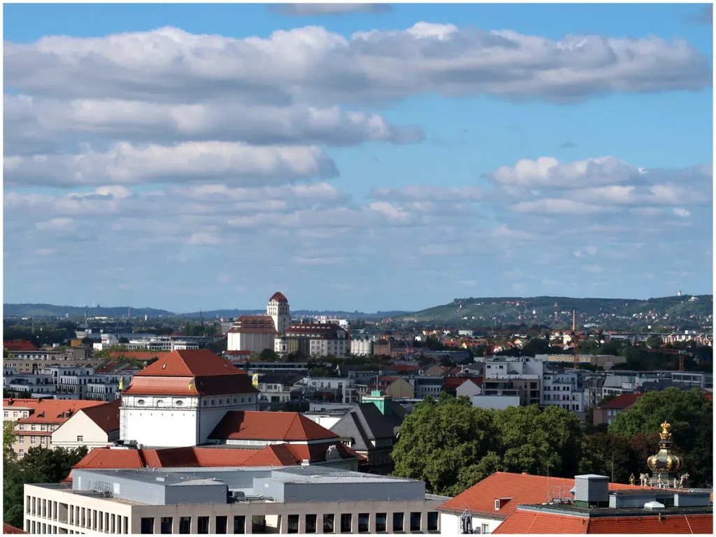 Blick Richtung Westen mit Schauspielhaus, Hafenmühle und Radebeuler Hänge