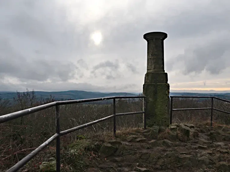 Cottaer Spitzberg mit Triangulationssäule