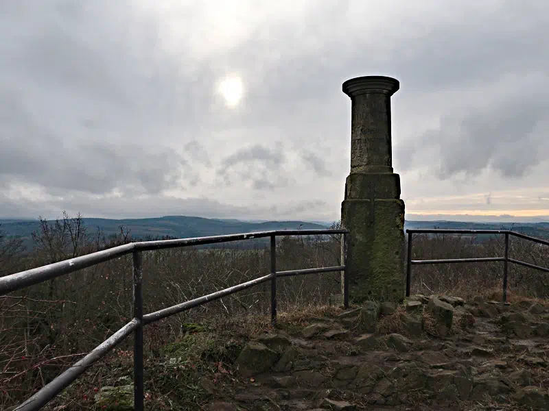 Cottaer Spitzberg mit Triangulationssäule